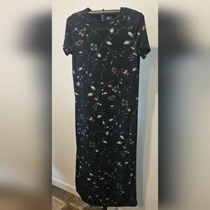 Cassino Women's Short Sleeve Maxi Dress In Black With A Multi Floral Print Small